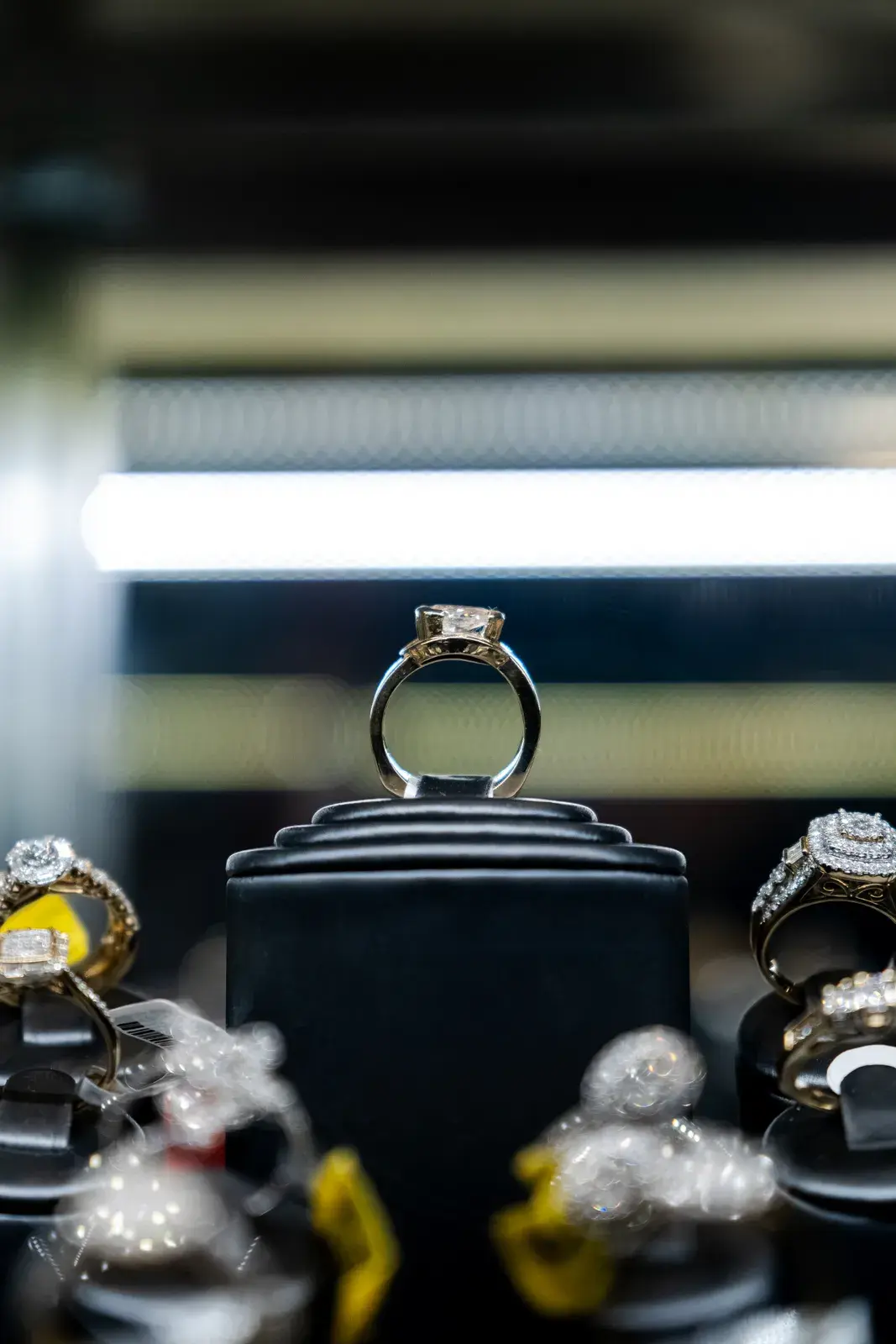 A solitaire under the case lights
